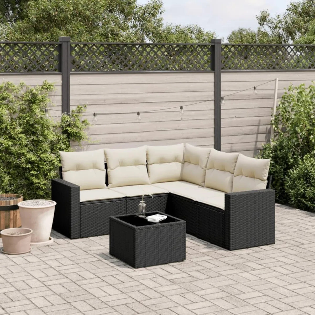Set mobili giardino in polyrattan nero con cuscini, tavolino in vetro e vano portaoggetti resistente all'acqua