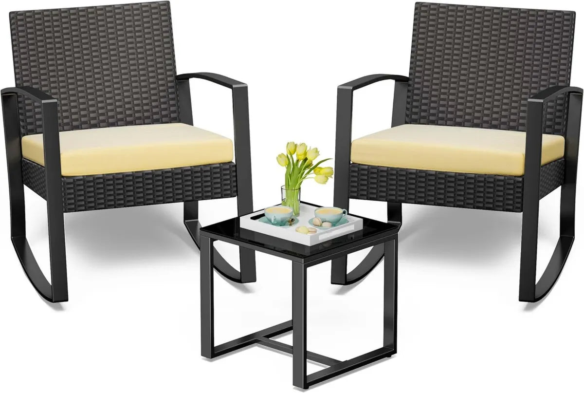 Set da Giardino in Rattan 3 Pezzi con Poltrone a Dondolo e Tavolino in Vetro, Beige