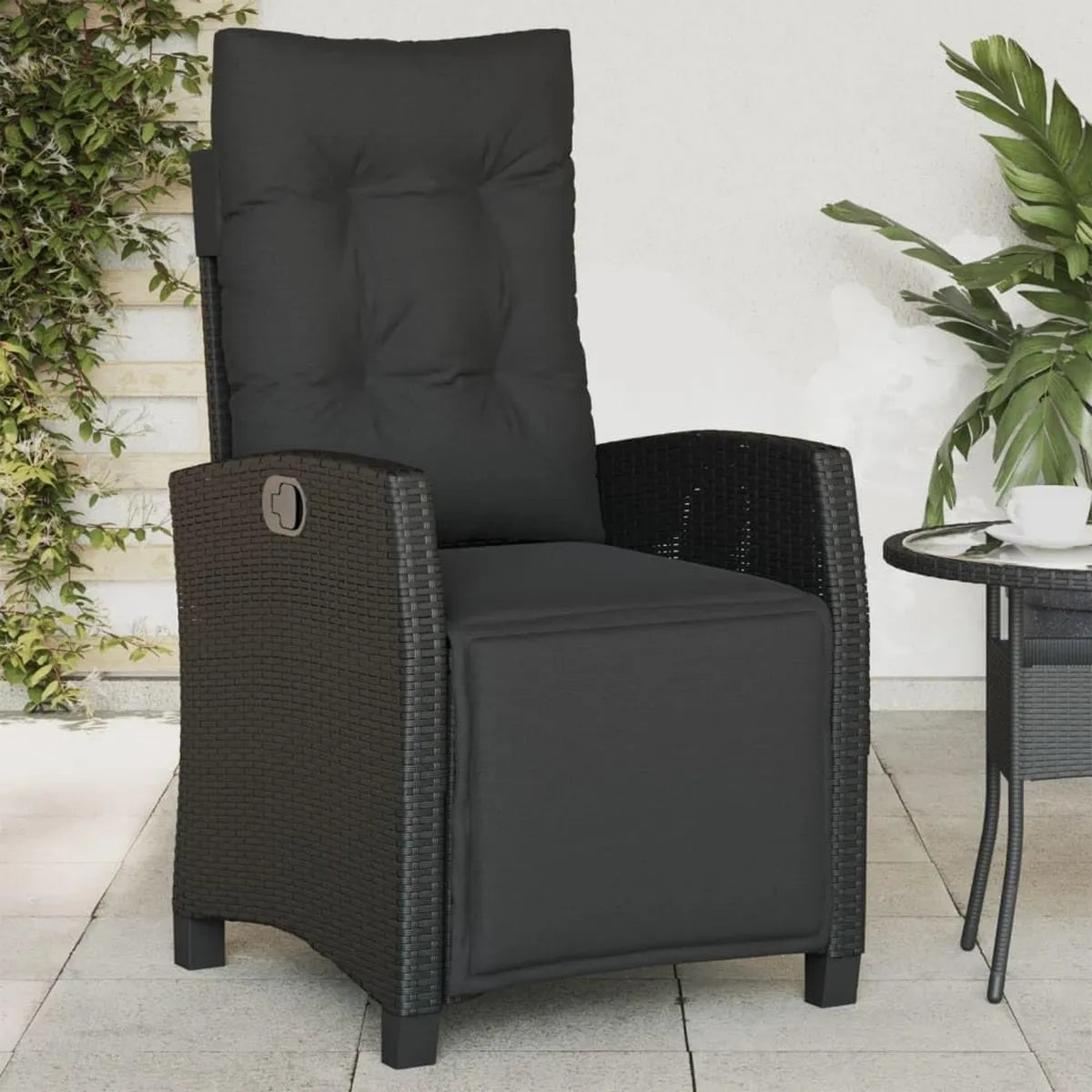 Sedia a sdraio in rattan nero da giardino con poggiapiedi regolabile, struttura in acciaio e cuscini rimovibili