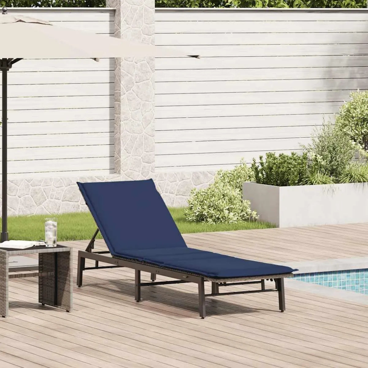 Lettino Prendisole in Rattan Grigio con Cuscino per Giardino e Piscina