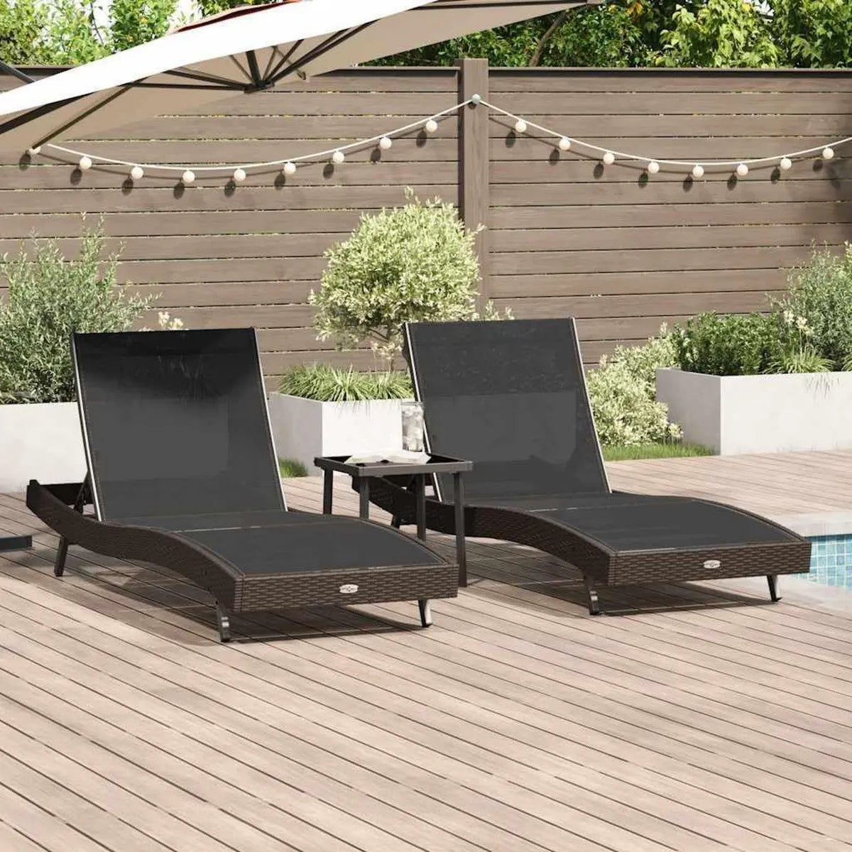 Set lettini prendisole in polyrattan marrone, con tavolo, regolabili e resistenti alle intemperie
