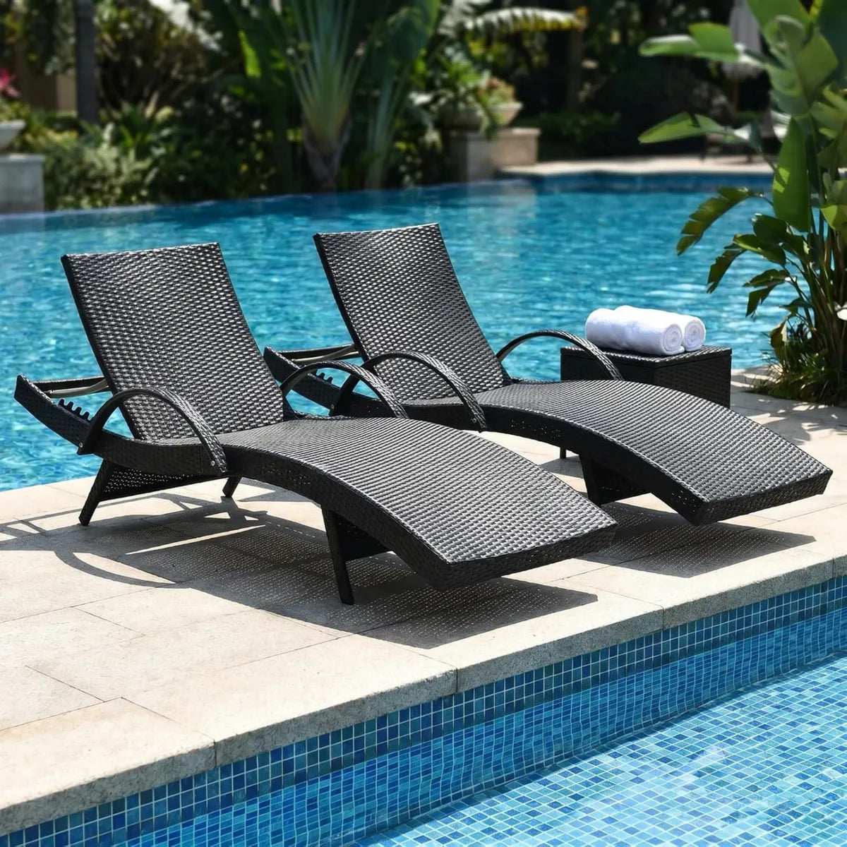 Set di 2 lettini in rattan regolabili con tavolino, per piscina e giardino