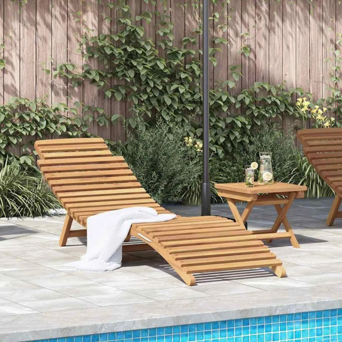 Due lettini in teak massiccio con schienale regolabile, pieghevoli e resistenti per esterni